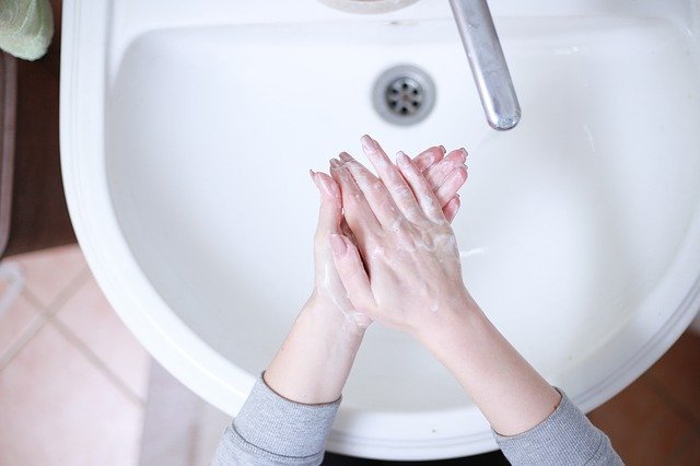 I obyčejné mytí dokáže ruce vysušit.